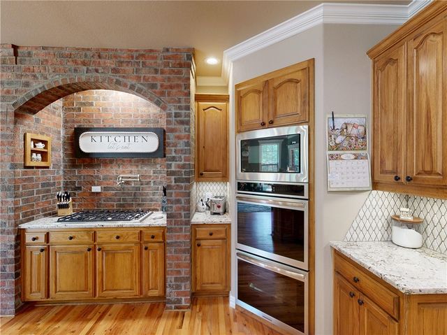 2305 E Whispering Oaks Lane, Fayetteville, AR 72701