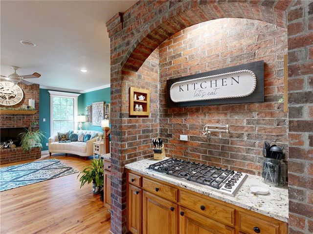 2305 E Whispering Oaks Lane, Fayetteville, AR 72701