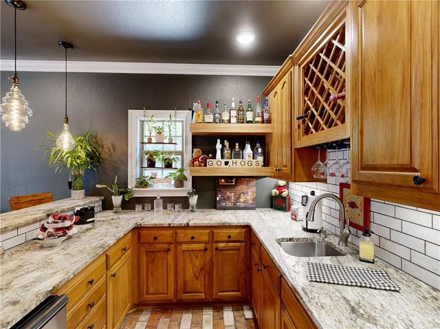 2305 E Whispering Oaks Lane, Fayetteville, AR 72701