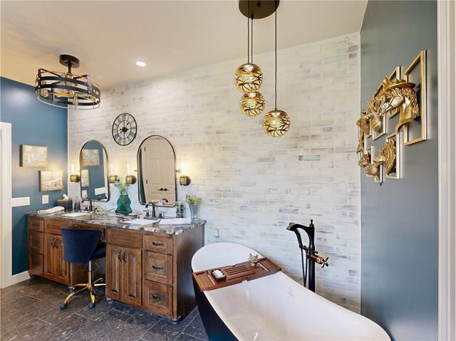 2305 E Whispering Oaks Lane, Fayetteville, AR 72701