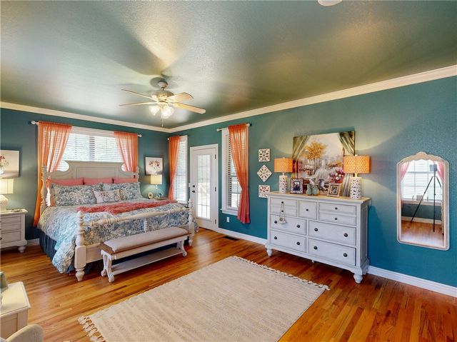 2305 E Whispering Oaks Lane, Fayetteville, AR 72701