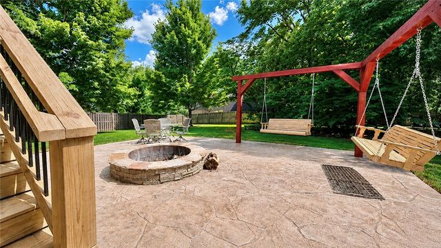 2305 E Whispering Oaks Lane, Fayetteville, AR 72701