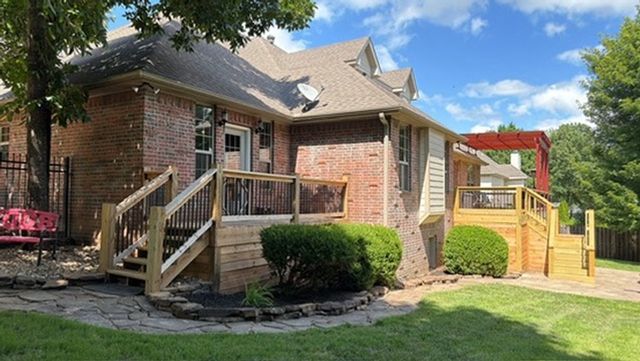 2305 E Whispering Oaks Lane, Fayetteville, AR 72701