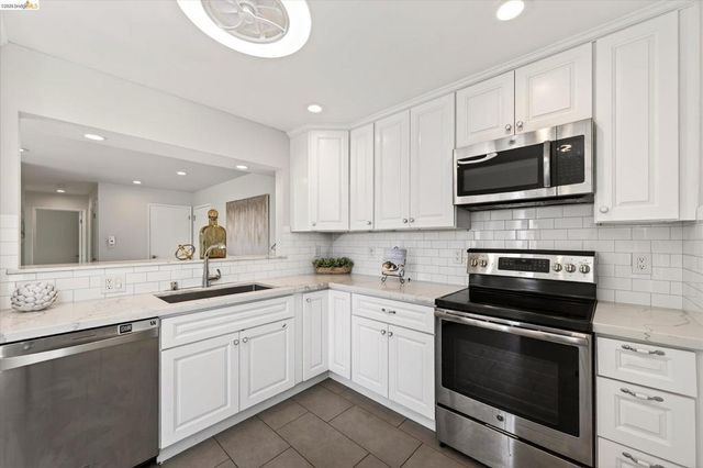 365 Perkins St 201, Oakland, CA 94610