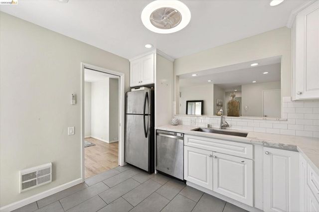 365 Perkins St 201, Oakland, CA 94610