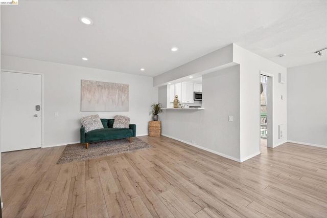 365 Perkins St 201, Oakland, CA 94610