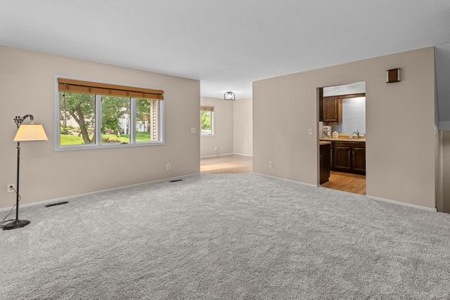 3283 Johnathan Avenue 3283, Bettendorf, IA 52722