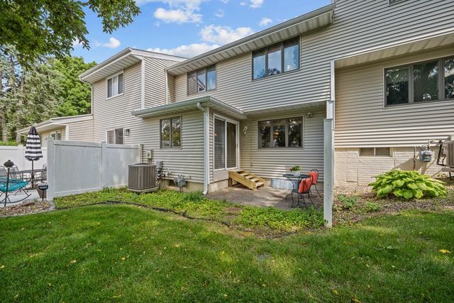 3283 Johnathan Avenue 3283, Bettendorf, IA 52722