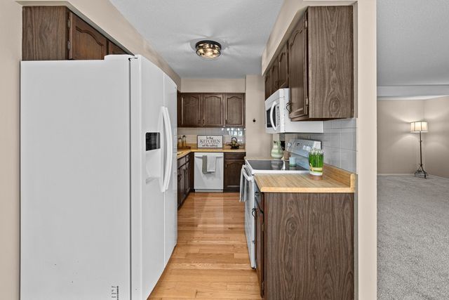 3283 Johnathan Avenue 3283, Bettendorf, IA 52722