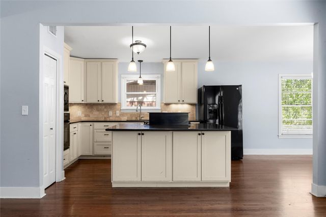 2111 W 10th ST, Austin, TX 78703