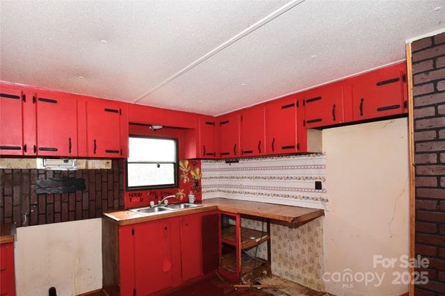 69 English Lane, Weaverville, NC 28787