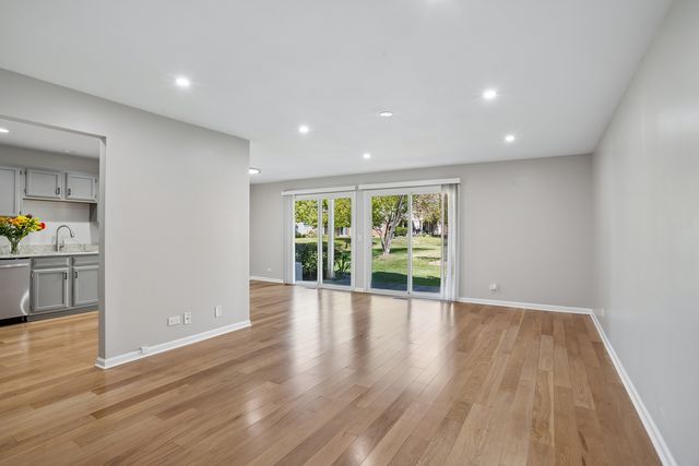 5 Aberdeen Court V1, Schaumburg, IL 60194