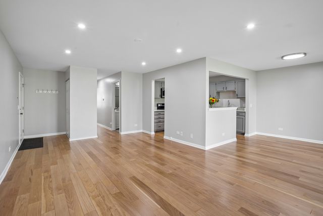 5 Aberdeen Court V1, Schaumburg, IL 60194