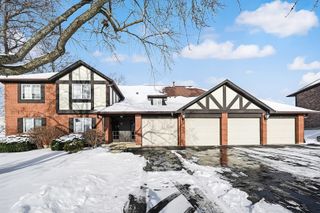 35 Shawnee Trail 1, Indian Head Park, IL 60525