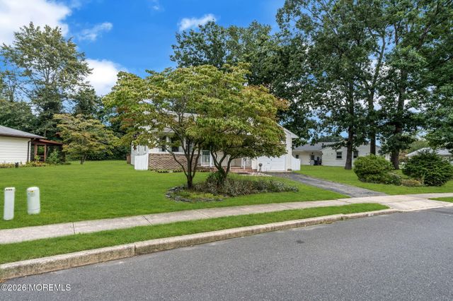 75 Columbine Circle, Toms River, NJ 08755