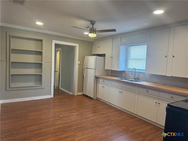 3851 Hermosa Drive, Kingsland, TX 78639