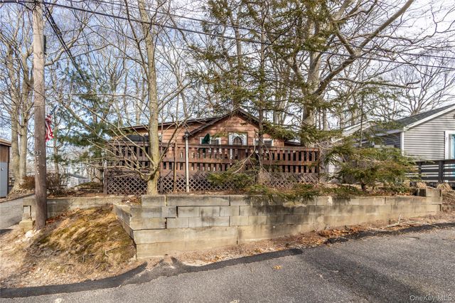 28 Anchor Path, Baiting Hollow, NY 11933