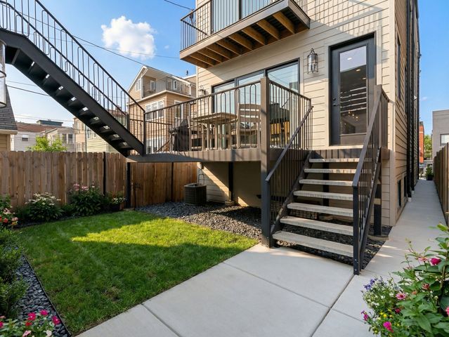 2227 W Huron Street, Chicago, IL 60612