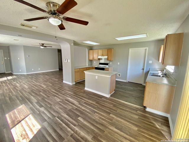 8127 OCEAN MEADOW DR, Converse, TX 78109