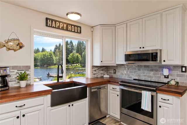32421 Whitman Lake Drive E, Graham, WA 98338