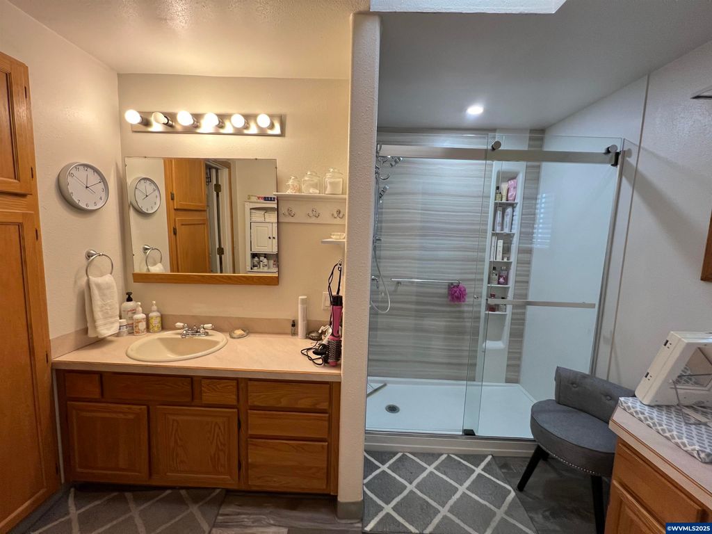 Image 13 of property listing at 1590 W 2nd St, Halsey, OR 97348