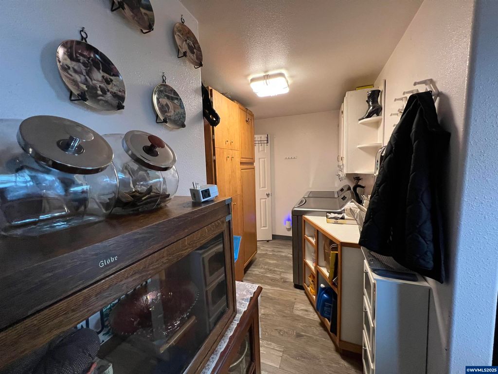 Image 17 of property listing at 1590 W 2nd St, Halsey, OR 97348