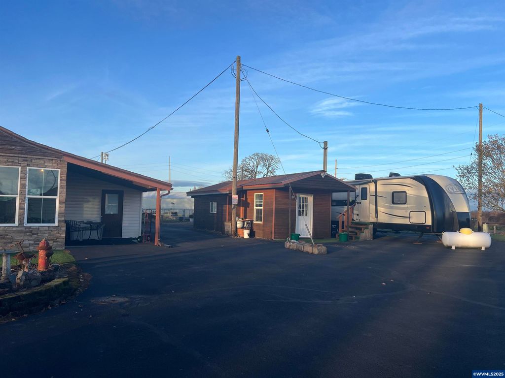 Image 21 of property listing at 1590 W 2nd St, Halsey, OR 97348