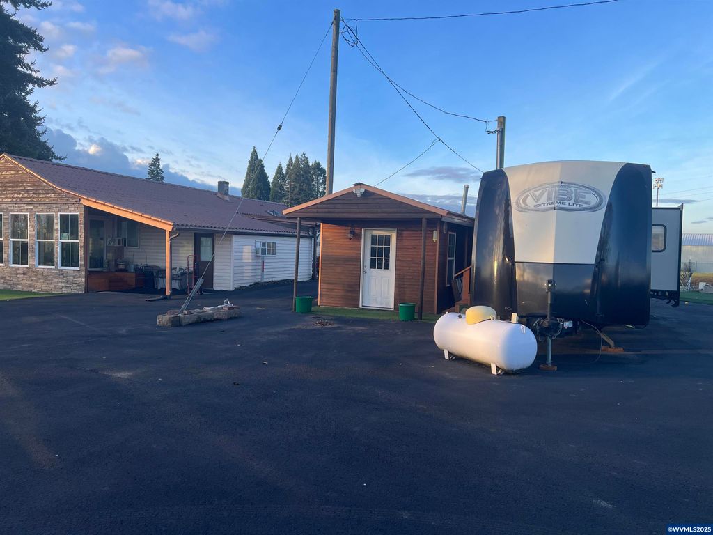 Image 23 of property listing at 1590 W 2nd St, Halsey, OR 97348