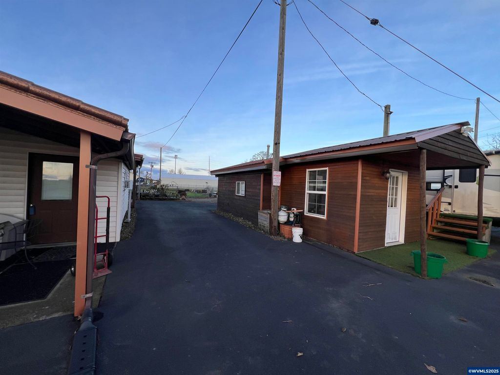 Image 24 of property listing at 1590 W 2nd St, Halsey, OR 97348