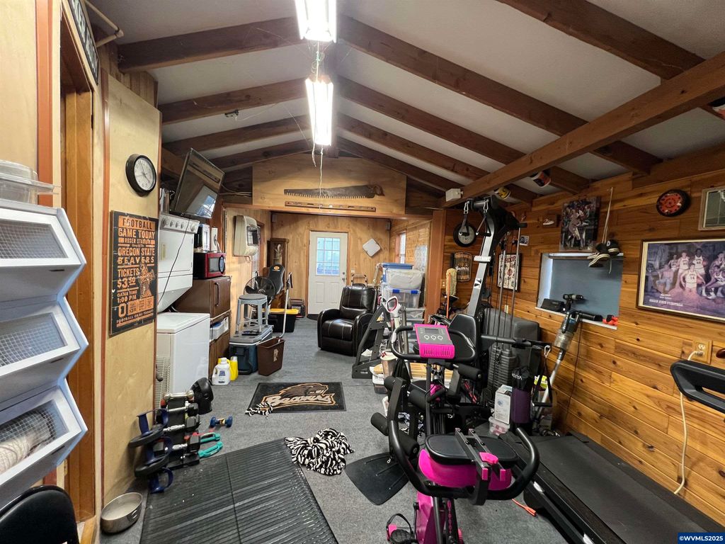 Image 26 of property listing at 1590 W 2nd St, Halsey, OR 97348