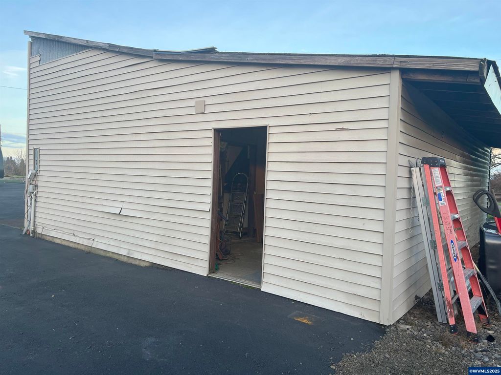 Image 35 of property listing at 1590 W 2nd St, Halsey, OR 97348