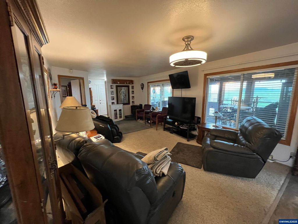 Image 4 of property listing at 1590 W 2nd St, Halsey, OR 97348