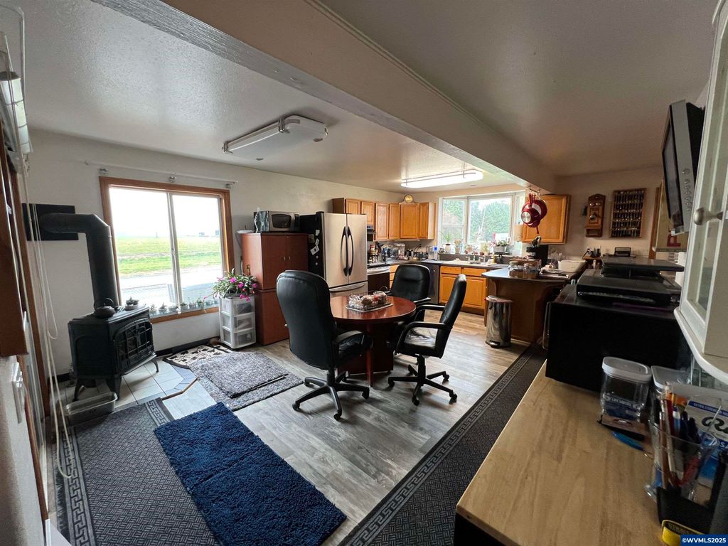 Image 5 of property listing at 1590 W 2nd St, Halsey, OR 97348