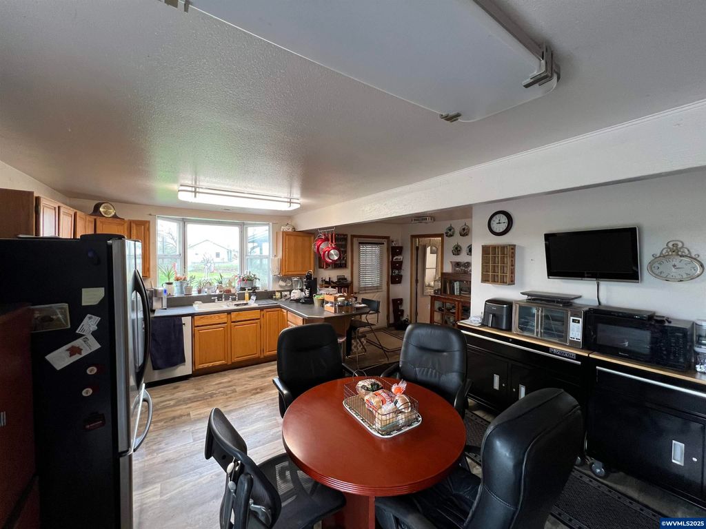 Image 6 of property listing at 1590 W 2nd St, Halsey, OR 97348