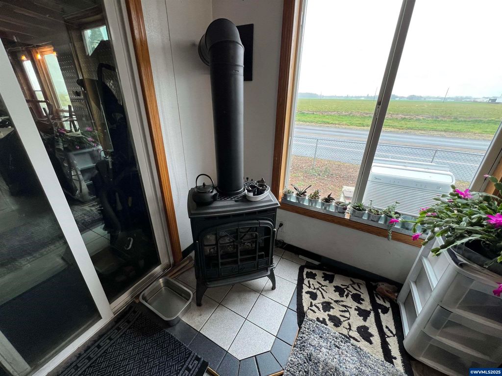 Image 8 of property listing at 1590 W 2nd St, Halsey, OR 97348