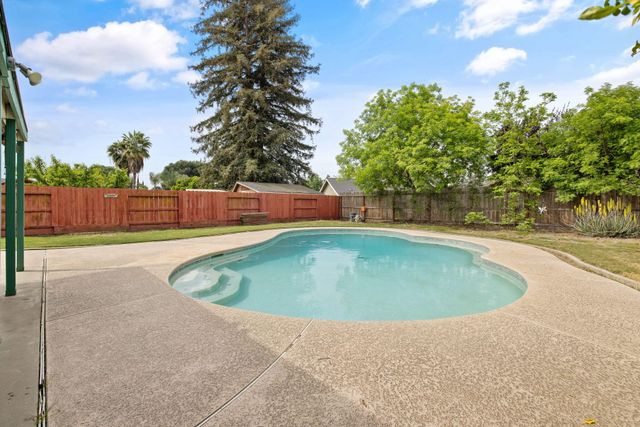 2323 S Dollner Street, Visalia, CA 93277