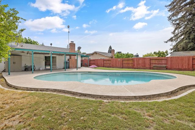 2323 S Dollner Street, Visalia, CA 93277