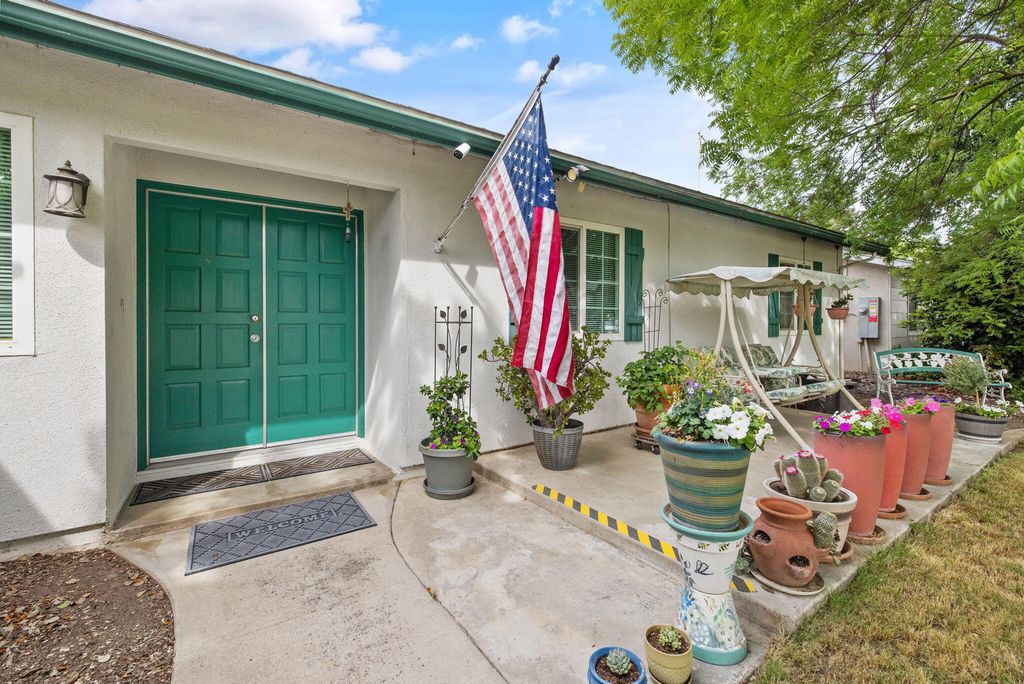 Image 2 of property listing at 2323 S Dollner Street, Visalia, CA 93277