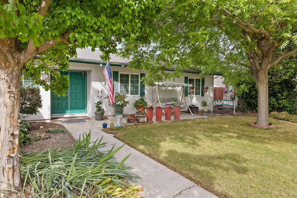 Image 3 of property listing at 2323 S Dollner Street, Visalia, CA 93277