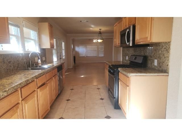 718 E Clinton Avenue, Fresno, CA 93704