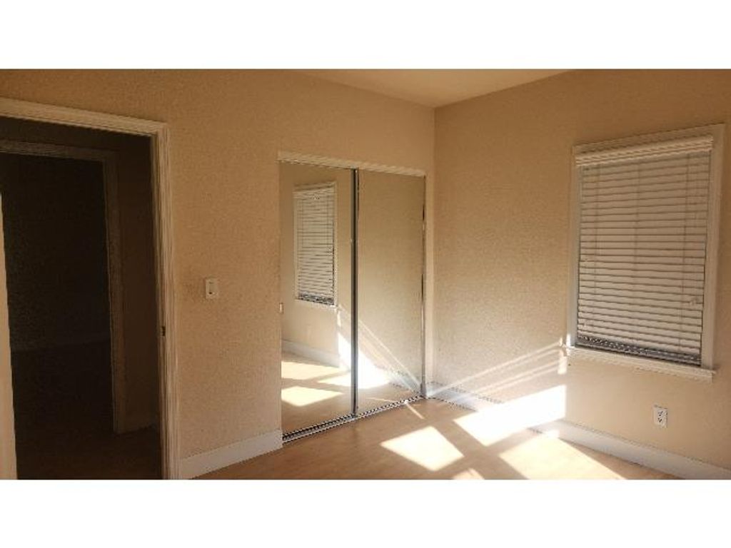Image 10 of property listing at 718 E Clinton Avenue, Fresno, CA 93704