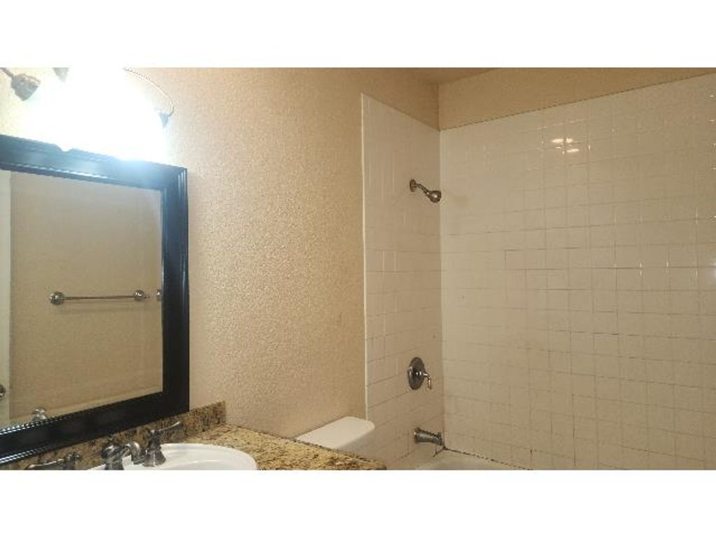 Image 11 of property listing at 718 E Clinton Avenue, Fresno, CA 93704