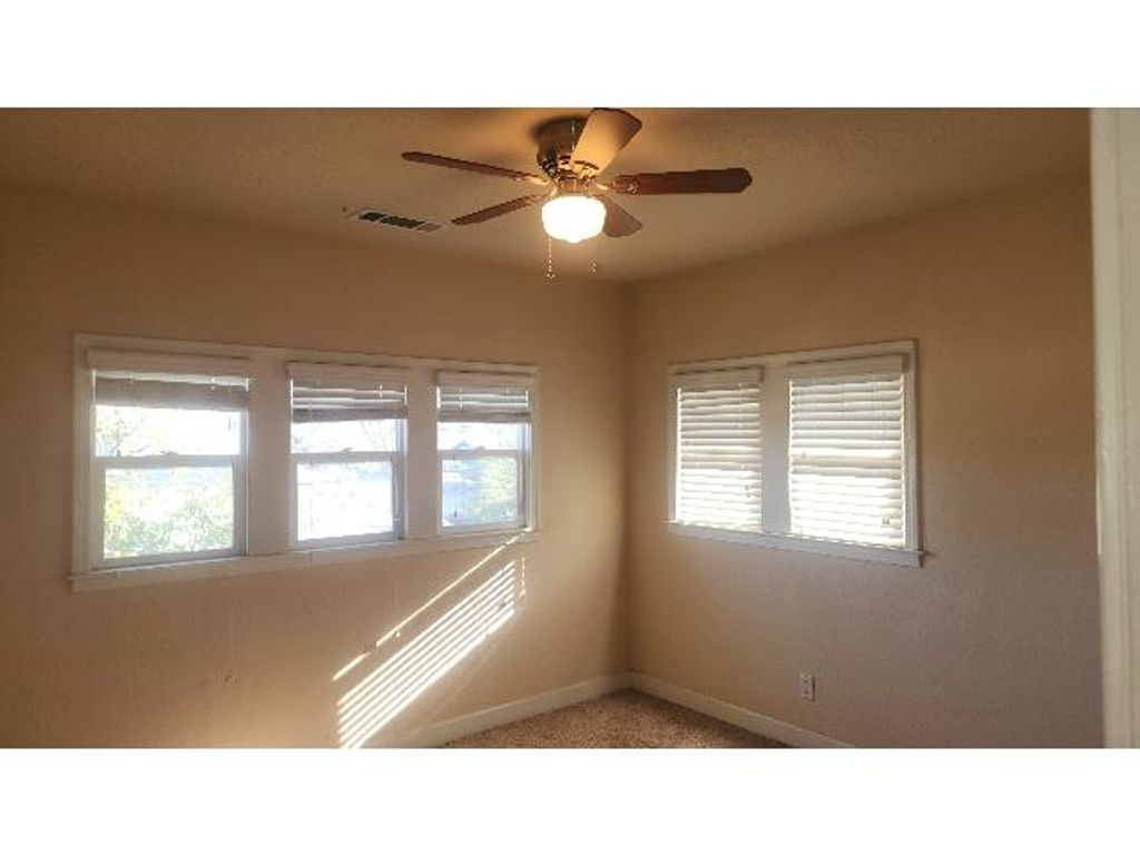 Image 12 of property listing at 718 E Clinton Avenue, Fresno, CA 93704