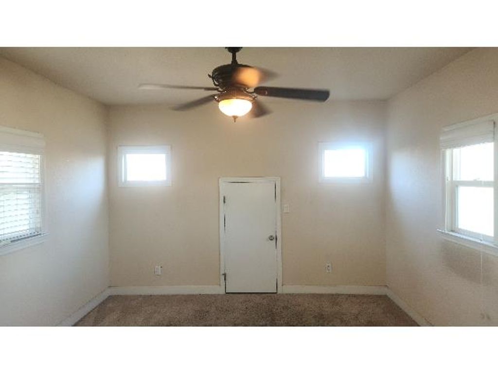 Image 14 of property listing at 718 E Clinton Avenue, Fresno, CA 93704