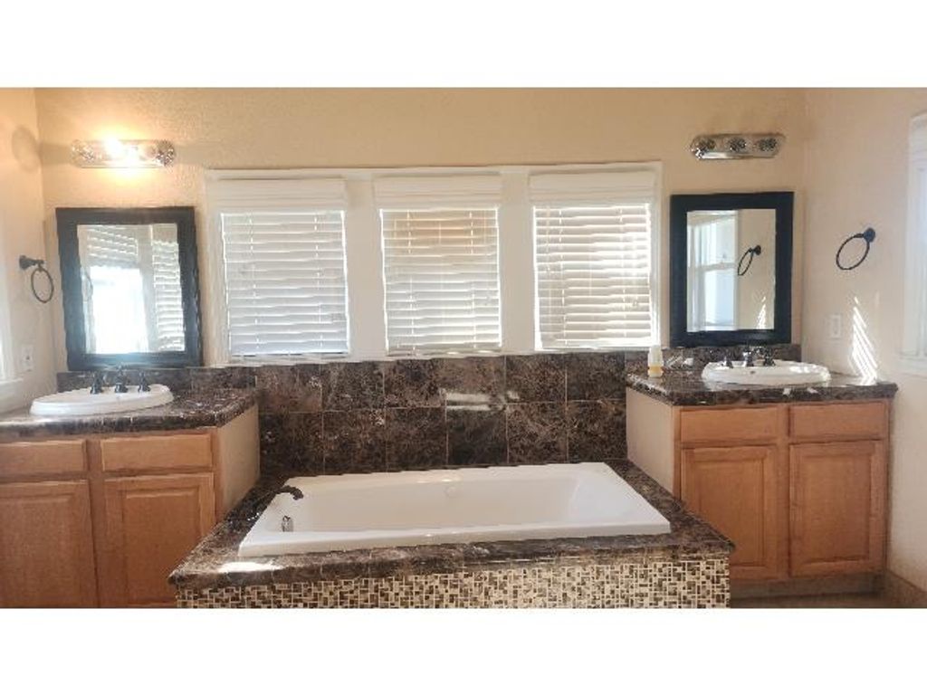 Image 15 of property listing at 718 E Clinton Avenue, Fresno, CA 93704