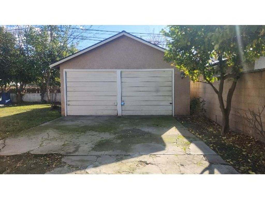 Image 18 of property listing at 718 E Clinton Avenue, Fresno, CA 93704