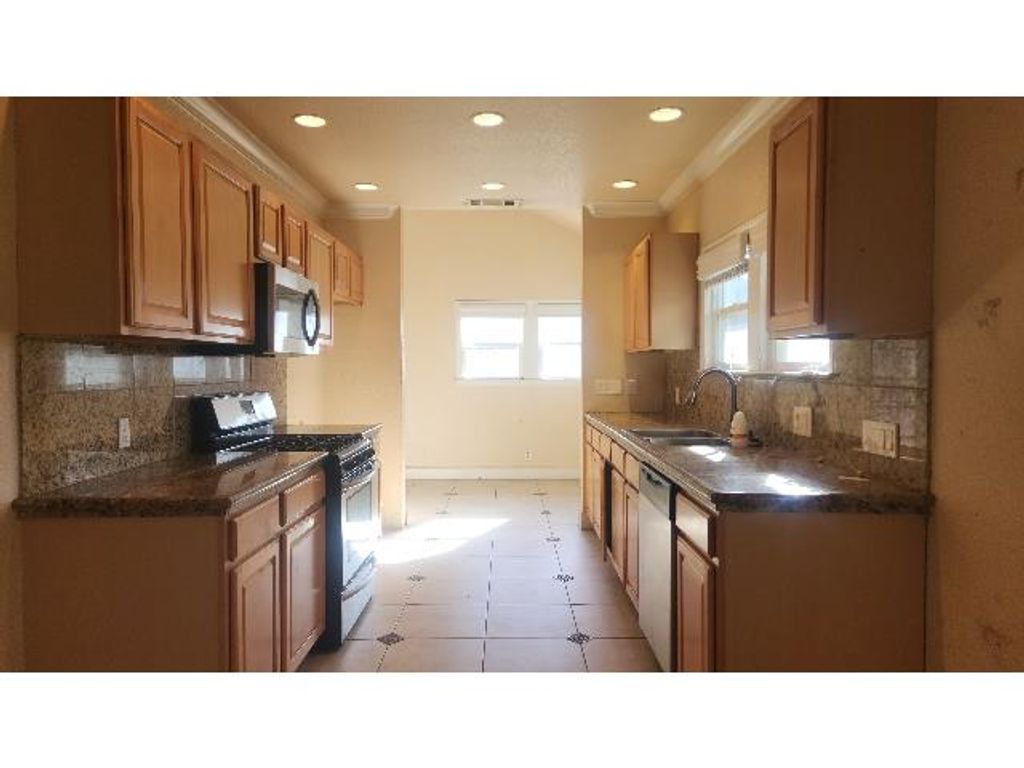 Image 2 of property listing at 718 E Clinton Avenue, Fresno, CA 93704