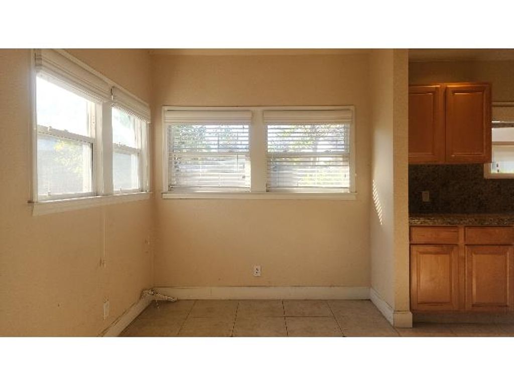 Image 4 of property listing at 718 E Clinton Avenue, Fresno, CA 93704
