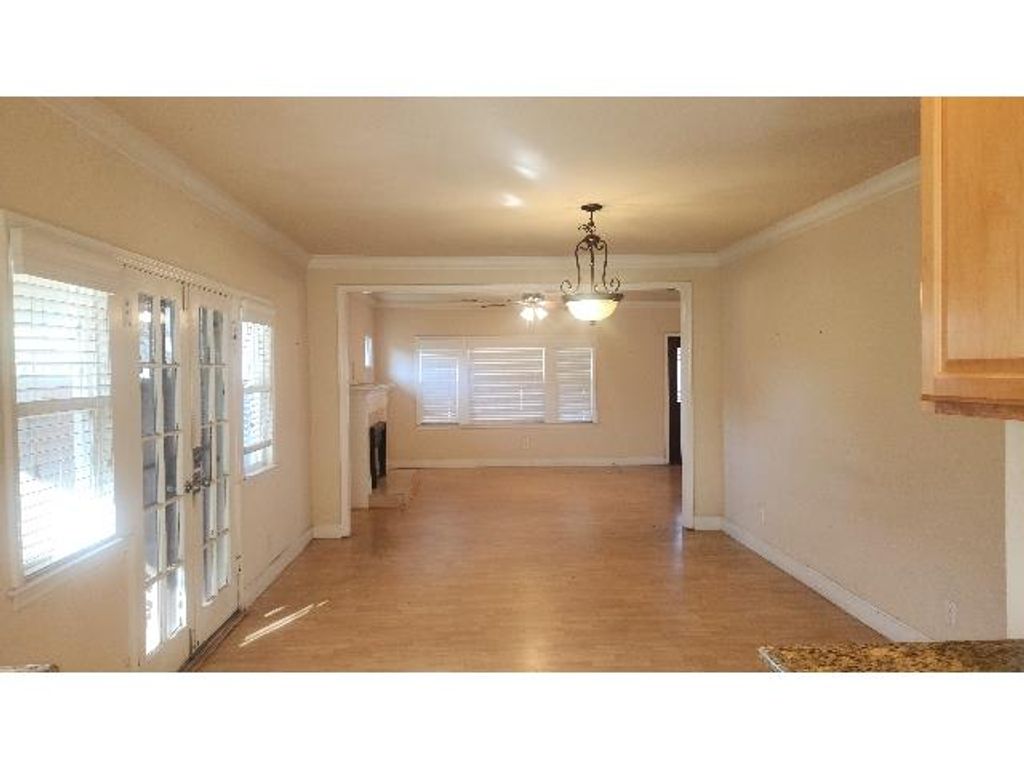 Image 5 of property listing at 718 E Clinton Avenue, Fresno, CA 93704