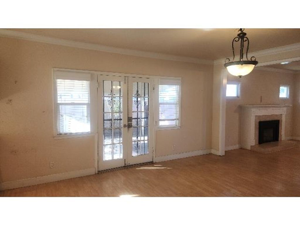 Image 6 of property listing at 718 E Clinton Avenue, Fresno, CA 93704